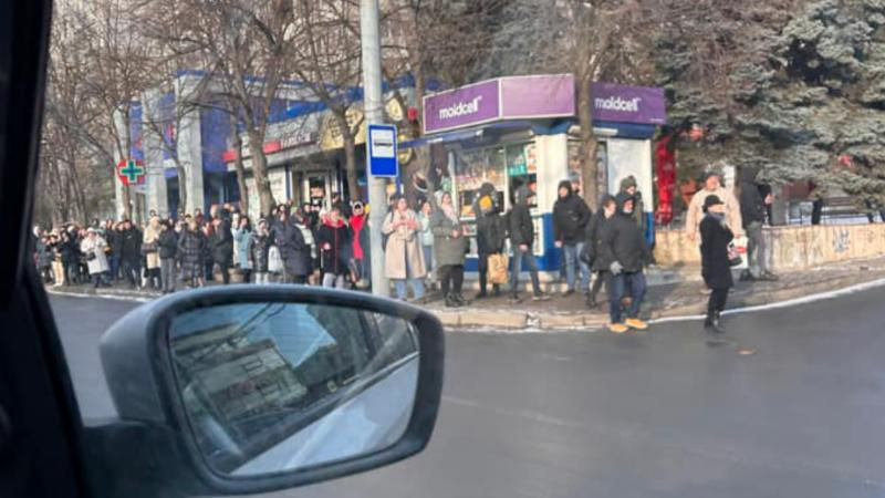 Сотрудники предприятия находятся на месте, чтобы устранить проблему.