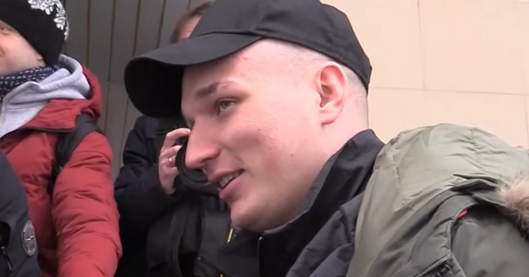 Эдвард Бил приехал в суд без маски и признался, что его жена заразилась COVID.
