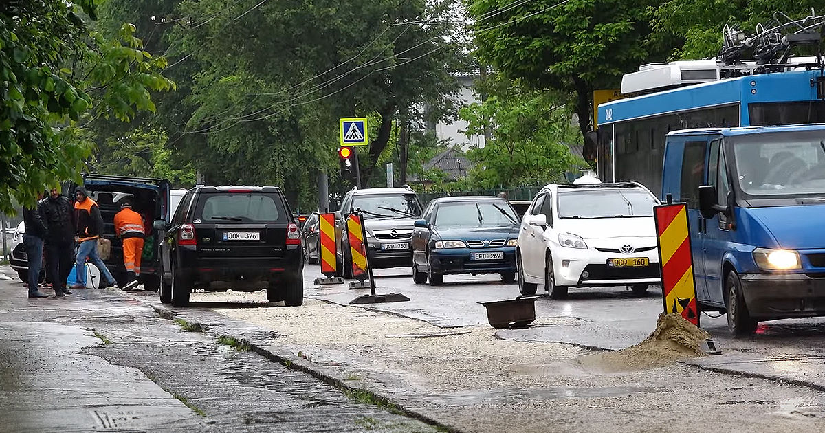 Noi goluri pe strada Kiev din Bălți: Porțiunea riscă să se prăbușească.