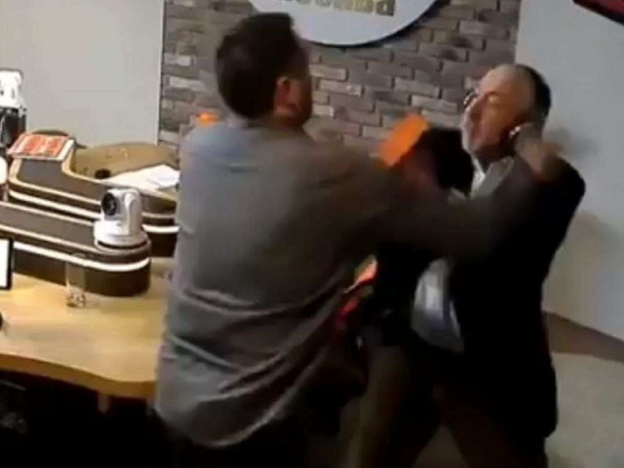 Doi jurnaliști s-au bătut în emisie directă la un post de radio rusesc. Foto: Captură video