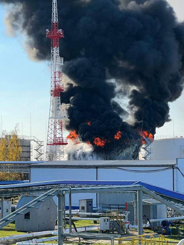 В Белгородской области горит нефтебаза.