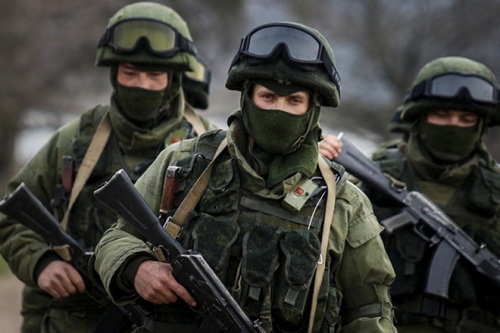 Сепаратистов защищают казаки и "самооборона", на стороне Украины — армия и "черные человечки".