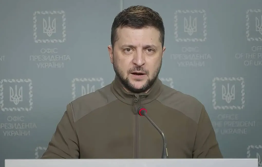 Зеленский попросил у НАТО военную помощь "без ограничений".