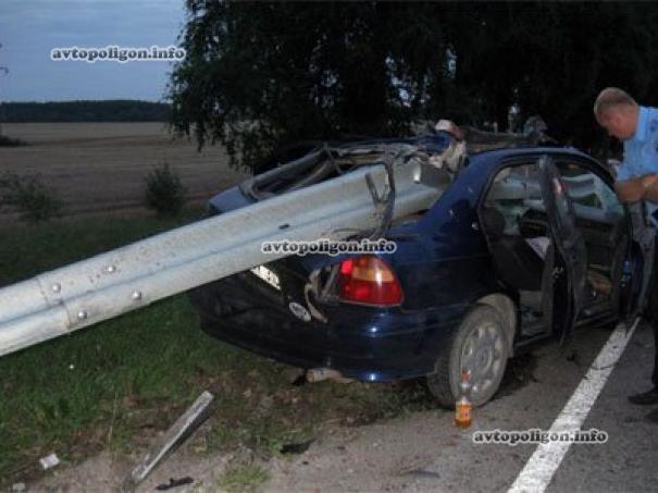 În urma impactului, un pasager, de 47 de ani, a decedat. Femeia și șoferul au suferit leziuni de diferită gravitate.