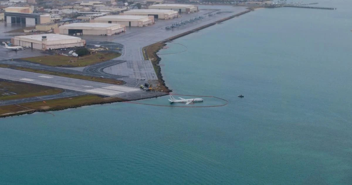 Самолет-разведчик ВМС США сел на воду на Гавайях.