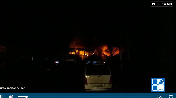 В столице загорелся автосервис.