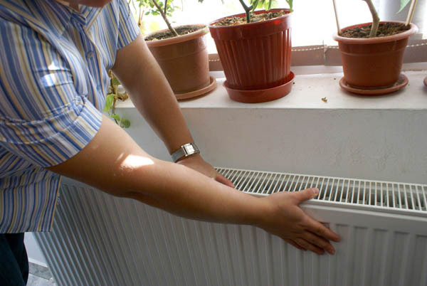 Daca va este cald in aparatemente deschideti geamurile. Reponsabilii de la Termocom nu mai pot micsora temperatura, dar nici nu mai permit locatarilor sa deconecteze agentul termic de la bransamentul din bloc.