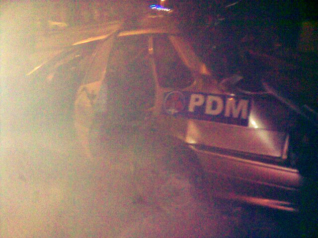 В воскресенье, примерно в 22.30, автомобиль, принадлежащий Демпартии, за рулем которого находился районный советник от этой партии Андрей Армашу, врезался в ограждение одного из домов.