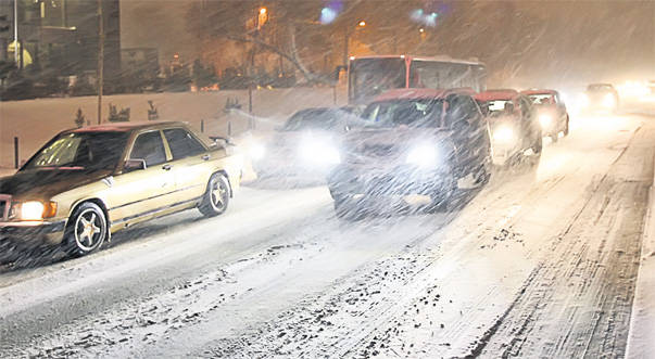 Şoferii spun că în condiţii de iarnă participanţii la trafic trebuie să conducă cu atenţie.