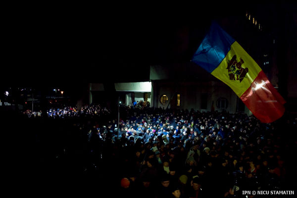 Protestatarii trebuie să se abţină de la violenţe şi să nu se lase provocaţi.
