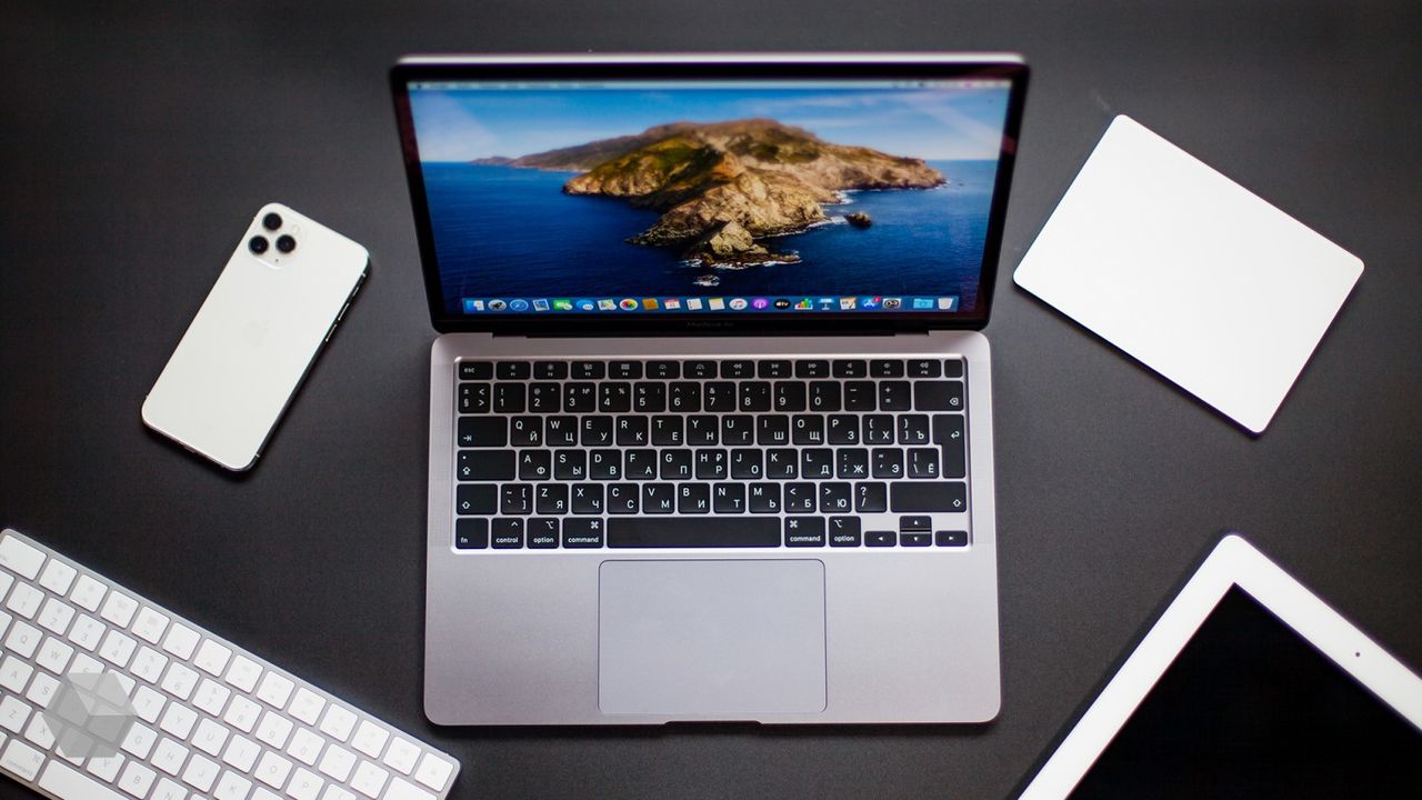 Bloomberg узнал о планах Apple выпустить более тонкий MacBook Air с магнитной зарядкой.