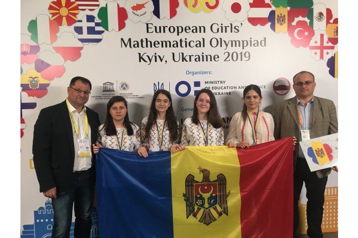 Команду Республики Молдова представили четыре ученика и двое преподавателей.