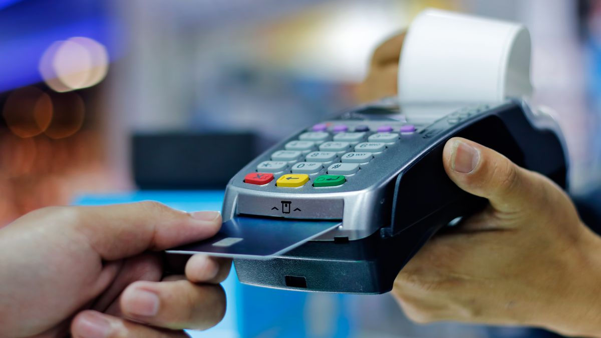 Volumul plăților prin carduri bancare în Moldova a crescut cu 20%.