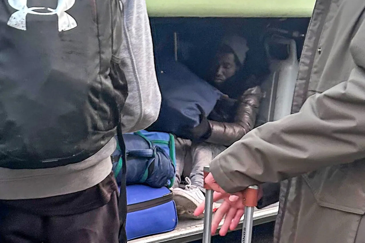 Нелегалы пробрались из Франции в Британию в багажном отсеке автобуса с детьми.
