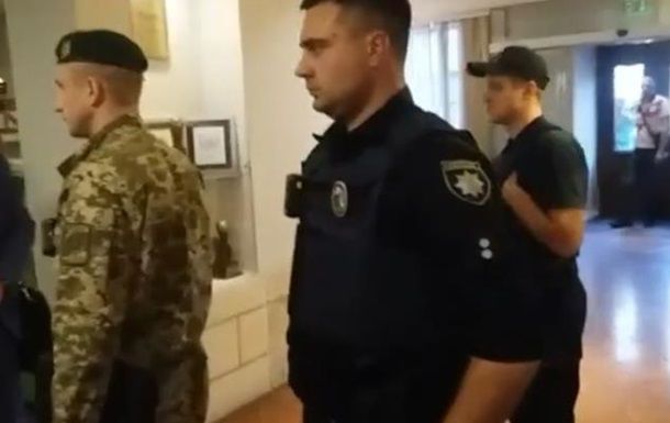Силовики пришли сообщить Саакашвили, что он незаконно пересек государственную границу.