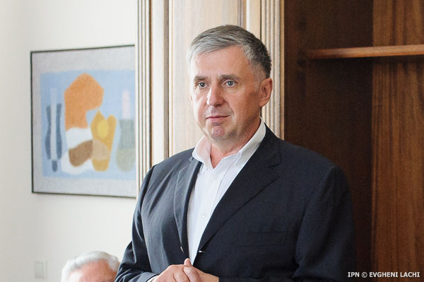 În modelul declaraţiei se menţionează că miniştrii trebuie să declare că viitorii miniştri nu au fost implicaţi în comportamente de încălcare a moralei publice.