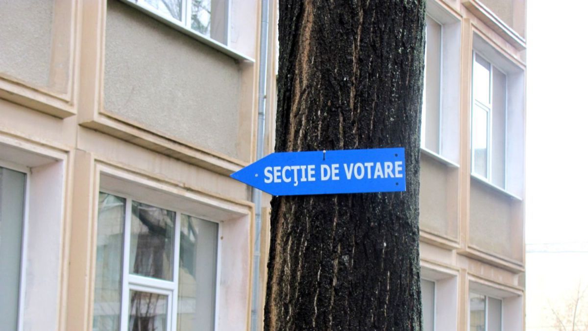 Un candidat la funcția de primar filma toate persoanele care veneau la vot. Foto: epitesti.ro