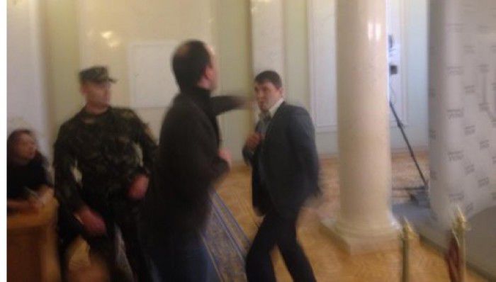 Doi deputați ucraineni s-au luat la pumni pe culuarul Radei Supreme Ucrainene. Foto: captură video