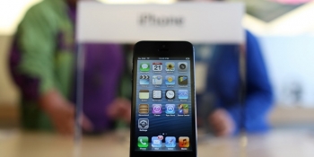 Stocul pentru modelul iPhone 5 alb cu capacitate de stocare de 32 GB 