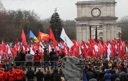 По разным оценкам в марше протеста, организованном в субботу ПКРМ приняло участие от 15 тыс. до нескольких десятков тысяч человек.