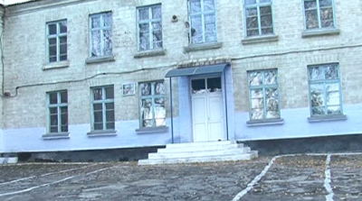 Гимназия в городе Резина работает без учеников. 