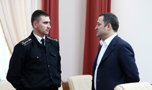 Меньше полицейских начальников, больше полицейских патрулей на улицы населенных пунктов.