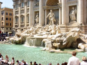  Tradiţia îi îndeamnă pe turişti să arunce câte o monedă în faimoasa fântână din capitala italiană.