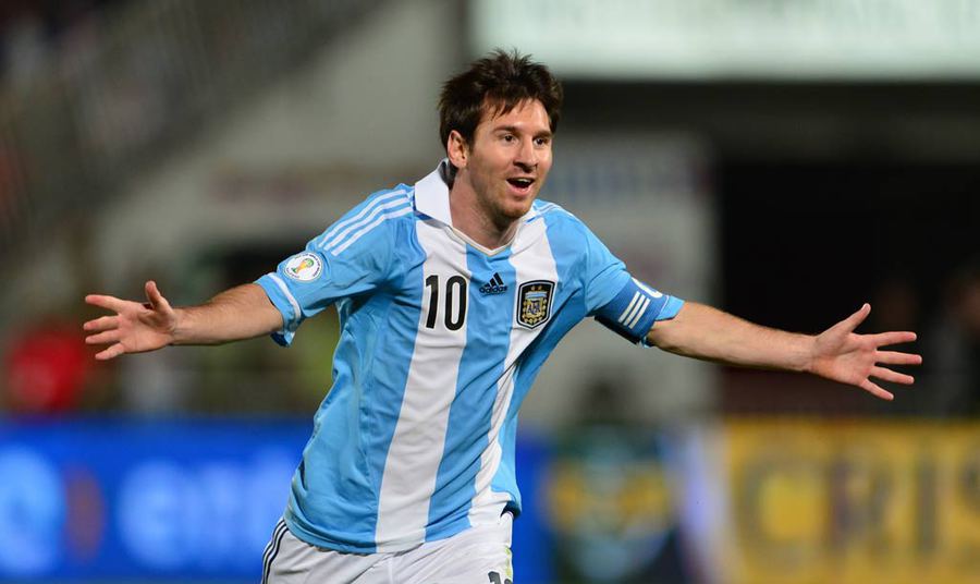 Faza serii a reusit-o Iker Casillas. Portarul lui Real Madrid l-a ciupit de fund pe brazilianul Ronaldo în timp ce brazilanul dadea un interviu.