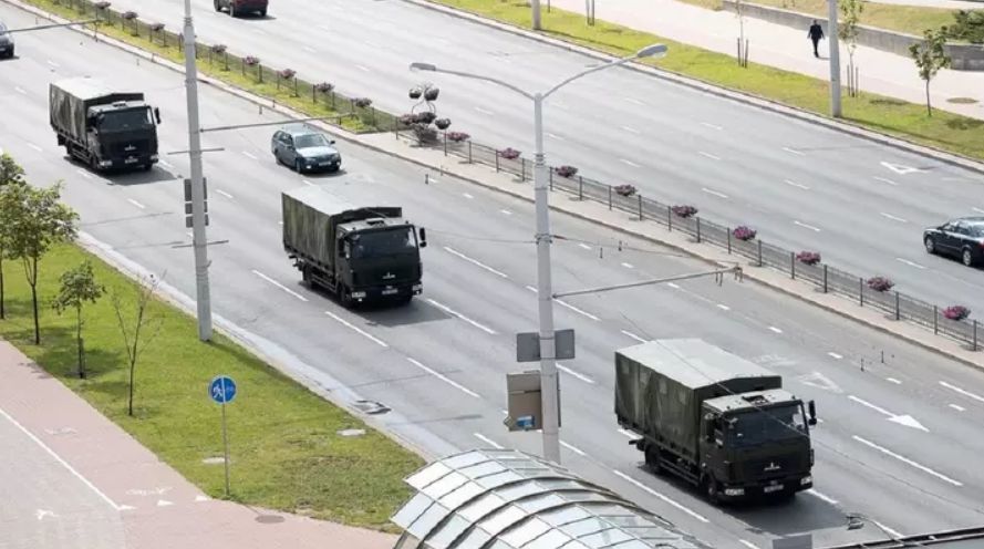 В центр Минска стягиваются колонны из спецтехники и автозаков.