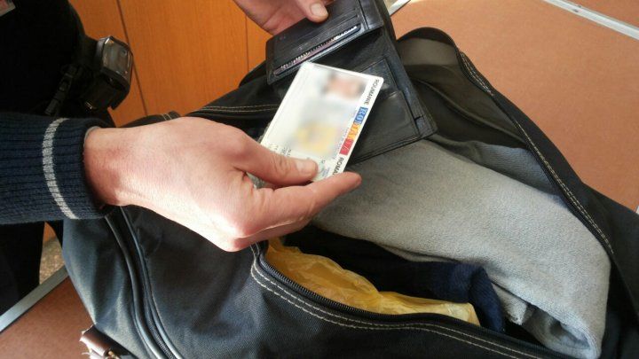 Во время досмотра в портмоне молдаванина было найдено поддельное румынское удостоверение личности. Фото: border.gov.md.