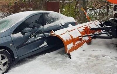 В Киеве снегоуборочный грузовик протаранил припаркованное авто.