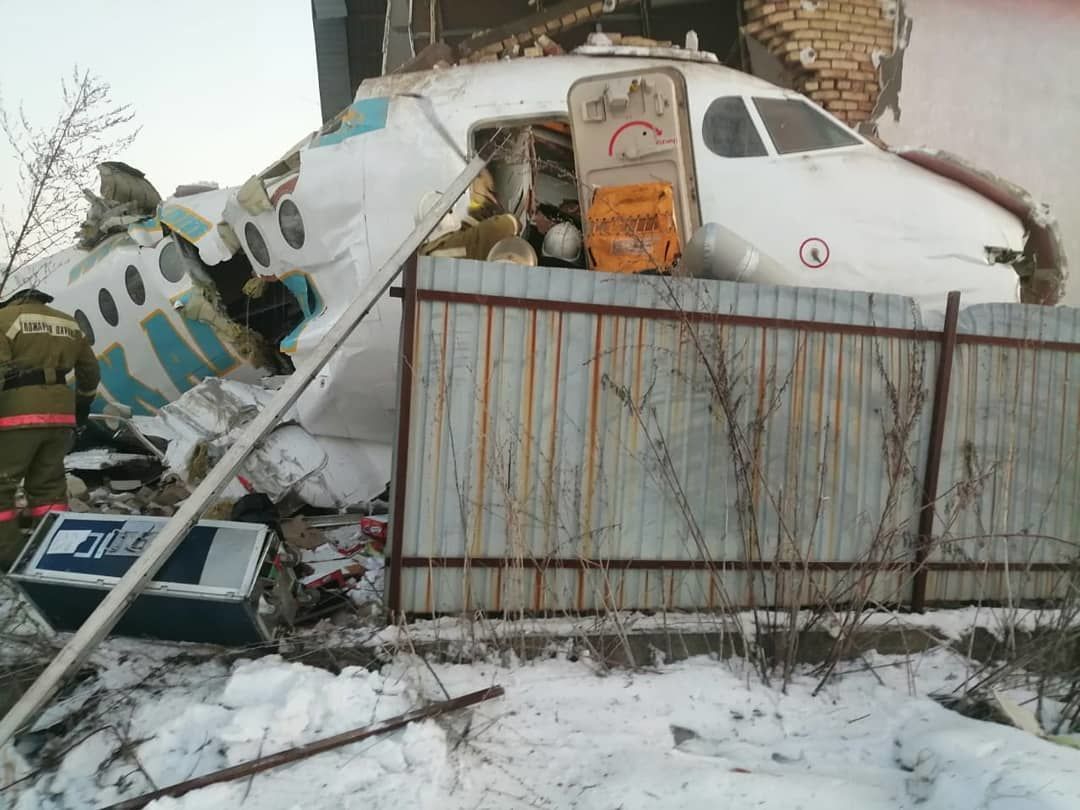 Пассажиры рассказали о неполадках на борту рухнувшего самолета Bek Air.