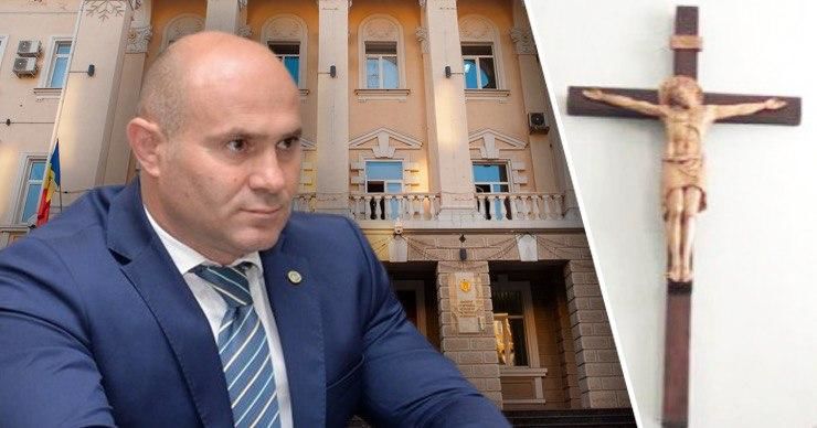 Павел Войку не намерен убирать распятие из холла МВД. Фото: Point.md