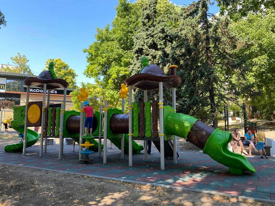 На Ботанике установлен новый детский игровой комплекс.