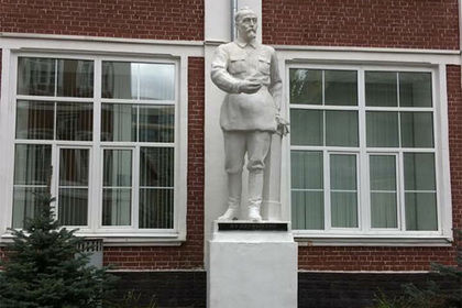 Памятник установили в 1937 году на территории фабрики имени Дзержинского на Шаболовской улице.