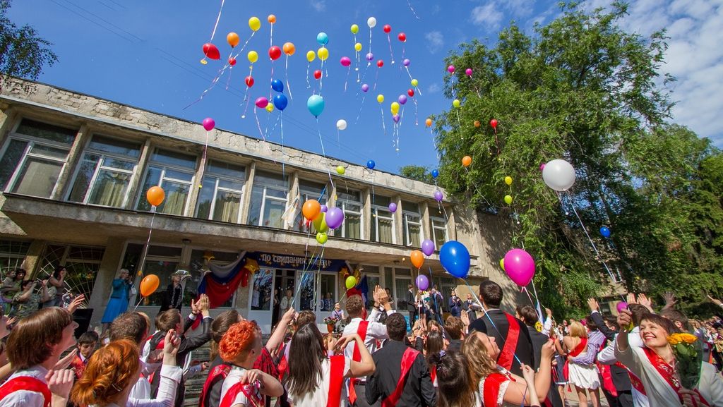 Adio, şcoală! Bine ai venit, vacanţă! În toată ţara răsună ultimul clopoţel. Foto: publika.md