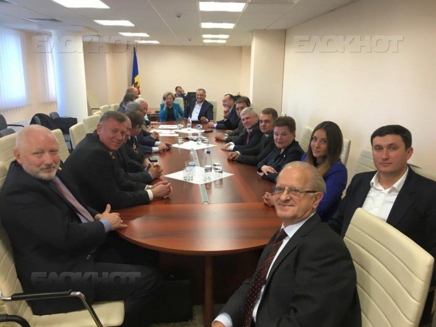 Фракция Партии социалистов находится в Парламенте РМ и настаивает на проведении экстренного заседания Парламента РМ.