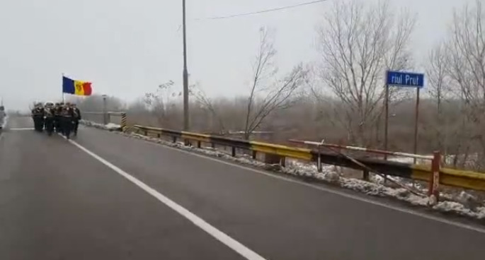 Молдавские военнослужащие перешли Прут и выдвинулись в сторону Бухареста.