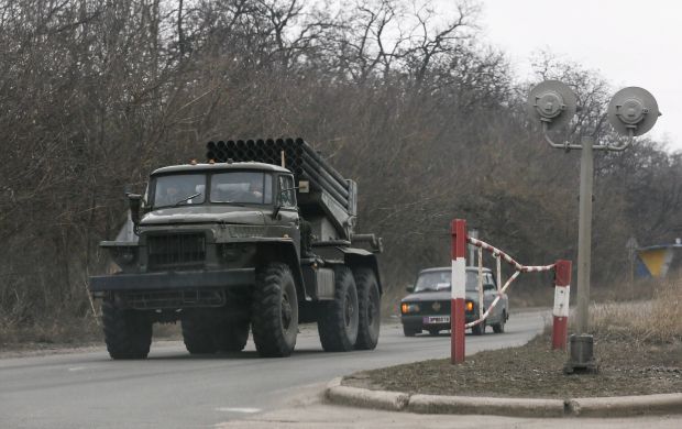 Зафиксированные в Луганске семь танков (Т-72), также продолжают оставаться в городе.