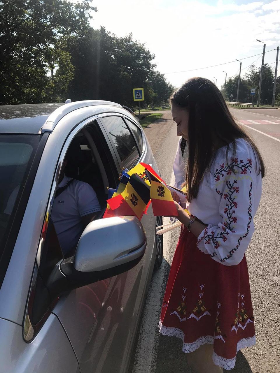 В День независимости водителей, въезжающих в Теленешты, ждал сюрприз.