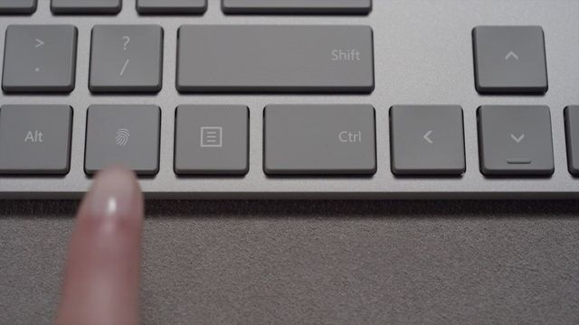 Microsoft lansează Modern Keyboard, prima sa tastatură cu senzor de amprentă. 