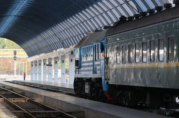 Пассажирские составы имеют в два или даже в три раза больше вагонов.