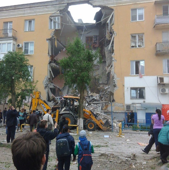 В Волгограде из-за взрыва газа рухнул подъезд.