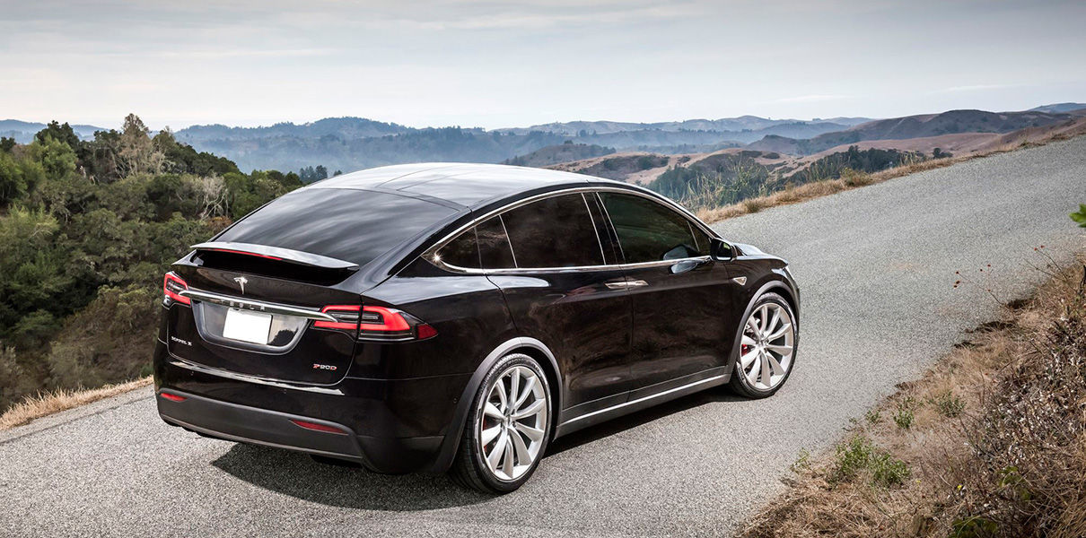 Владелец Tesla не смог отпереть машину, оказавшись без связи.