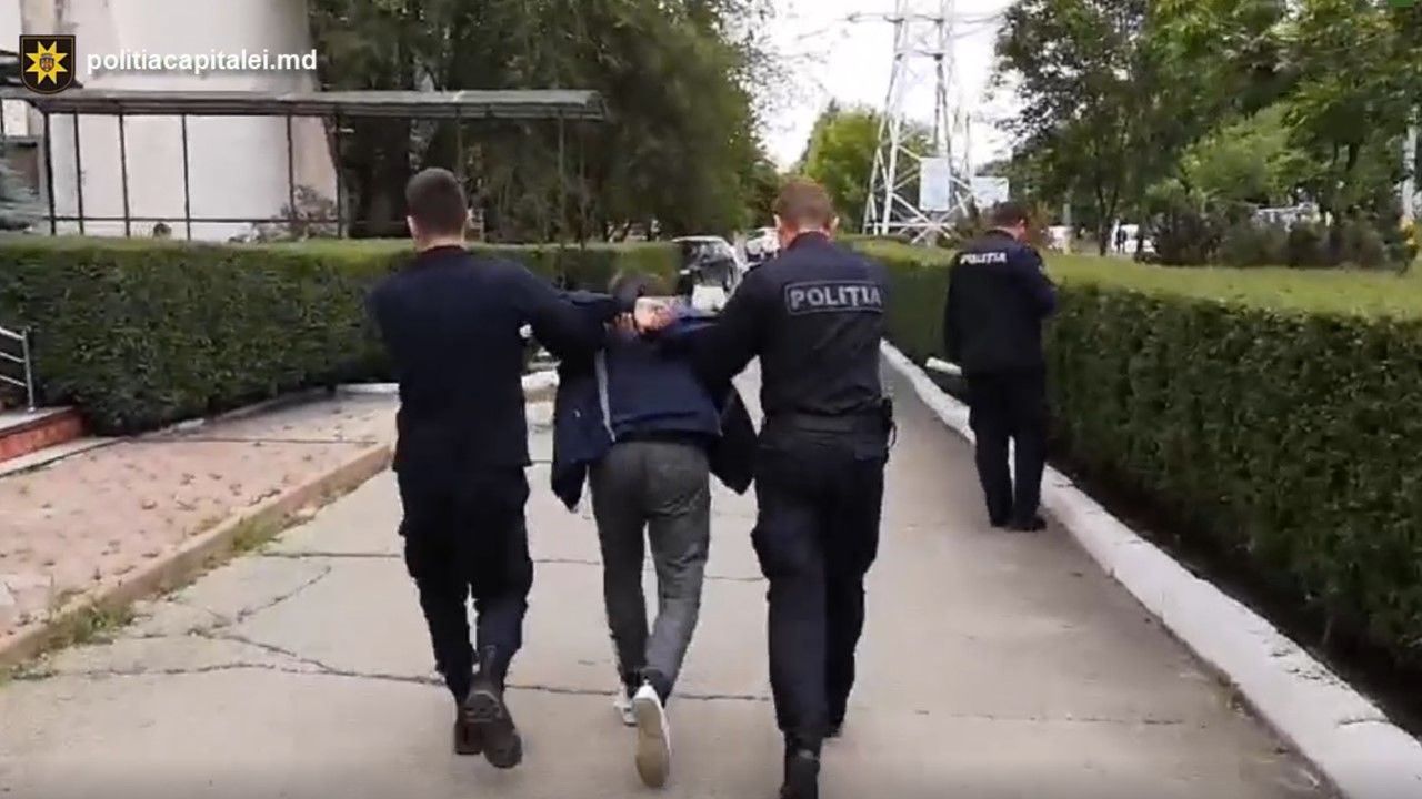 Полиция задержала 22-летнего парня за совершение двух краж в столице.