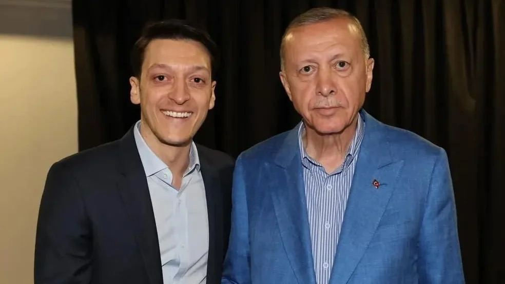 Fostul căpitan al echipei naționale de fotbal a Germaniei, Mesut Ozil, s-a alăturat conducerii partidului lui Erdogan.