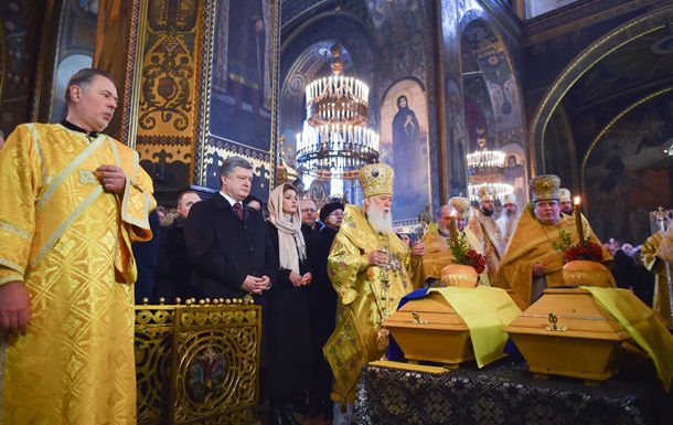 Порошенко принял участие в панихиде. Фото: twitter.com/poroshenko 