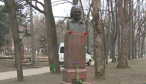 Родился поэт 14 февраля 1935 года в селе Перерыта Бричанского района.