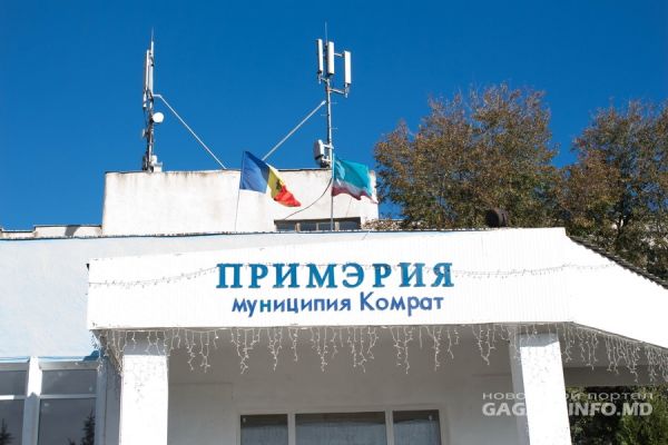Профессор преподнес в дар примэрии муниципия Комрат от своих коллег и друзей автомобиль Renault Megane.