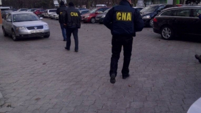 Один из полицейских был пойман с поличным  в своем кабинете в момент получения денег.